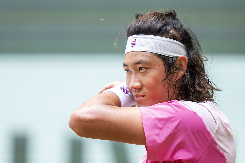 Zhang Zhizhen of China wipes off his sweat during the Halle Open in Halle, Germany, June 22, 2024. /CFP