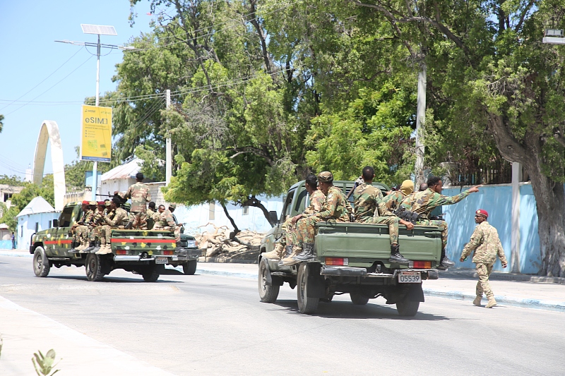 Security forces are dispatched to the scene after a bomb and armed attack on a hotel close to the Presidential Palace in Mogadishu, Somalia, March 15, 2024. /CFP