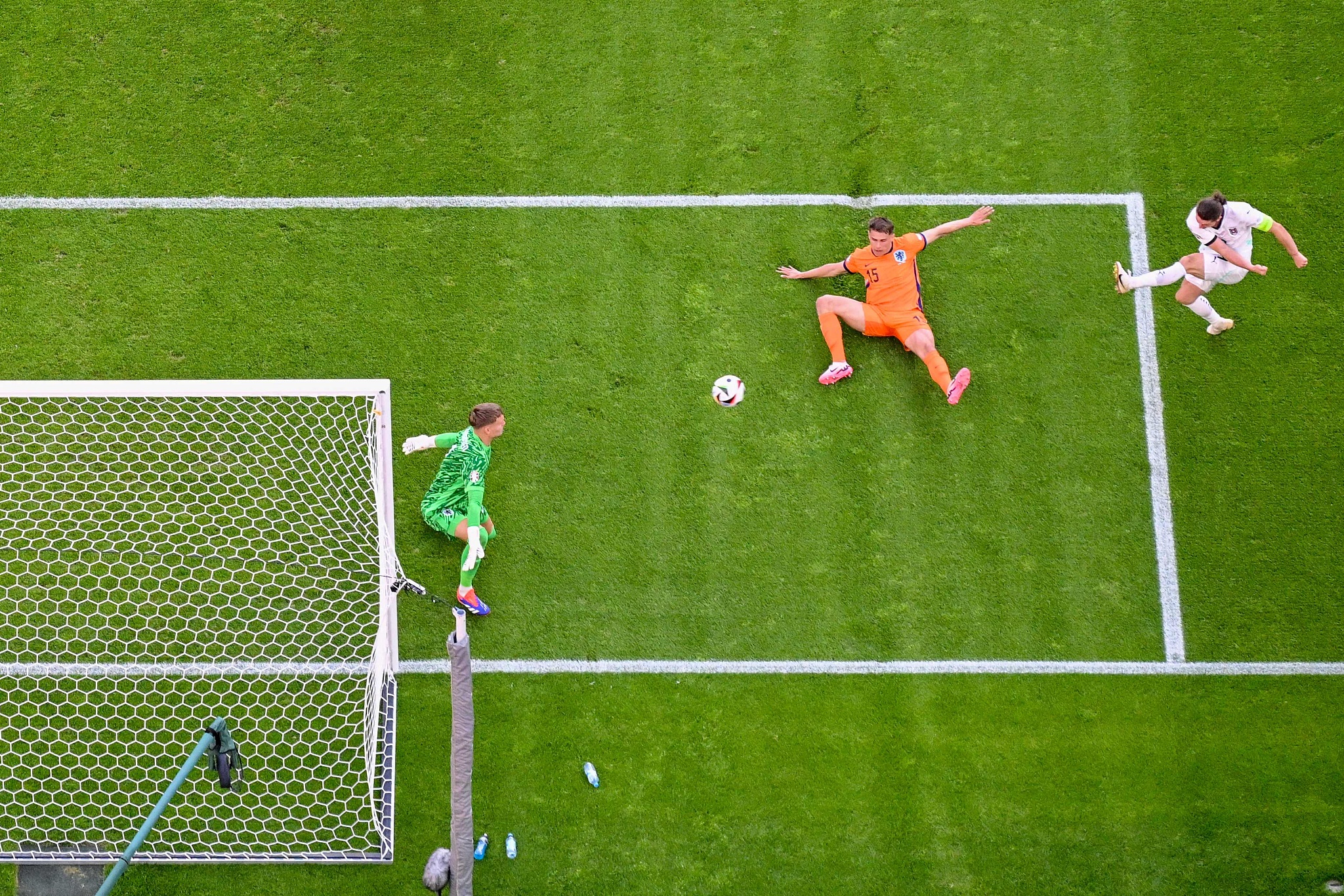 Marcel Sabitzer (R) of Austria shoots to score a goal in a Euro 2024 group game against the Netherlands in Berlin, Germany, June 25, 2024. /CFP