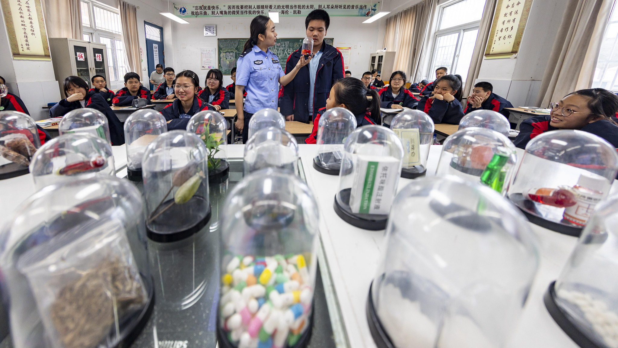 Police explain drug control process to students at a middle school in Taizhou City, east China's Jiangsu Province, June 26, 2024. /CFP