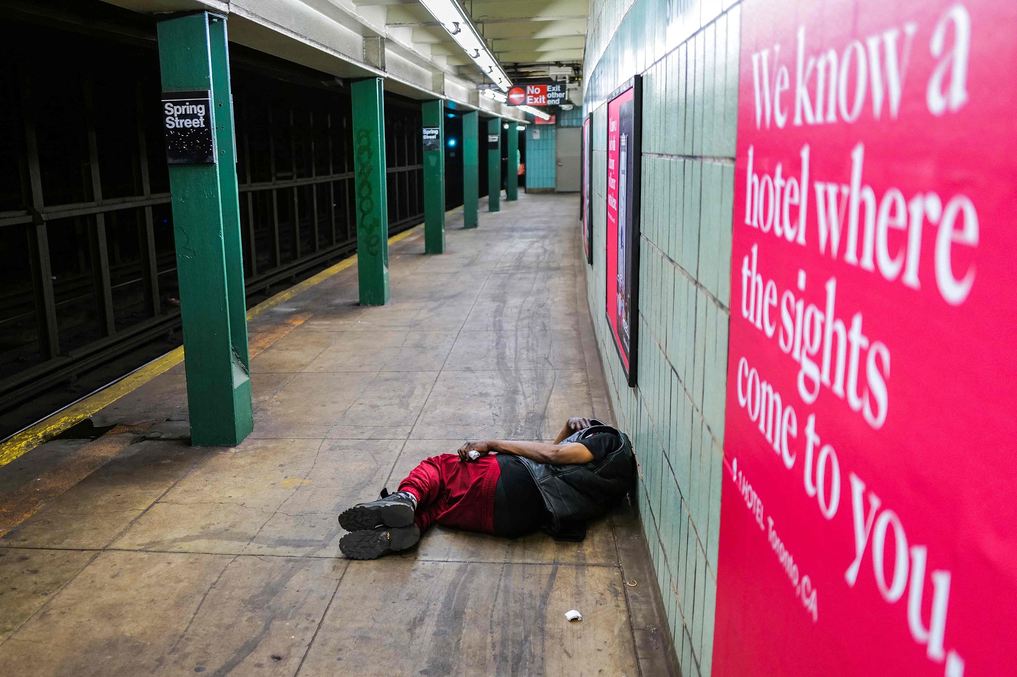 A homeless man spends the night on the ground in a subway station of the Manhattan borough of New York City, New York, U.S., May 7, 2024. /CFP