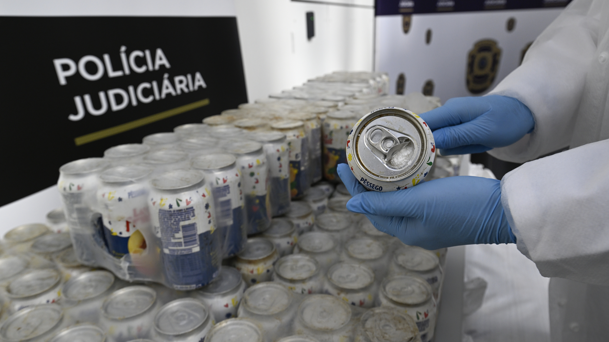 A member of the Judicial Police shows an impounded opened peach juice can containing cocaine at the Judicial Police headquarters in Lisbon, Portugal, May 20, 2024. /CFP