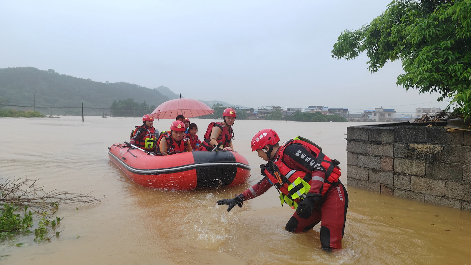 Trapped people are rescued in Guilin City, Guangxi Zhuang Autonomous Region, June 19, 2024. /CFP