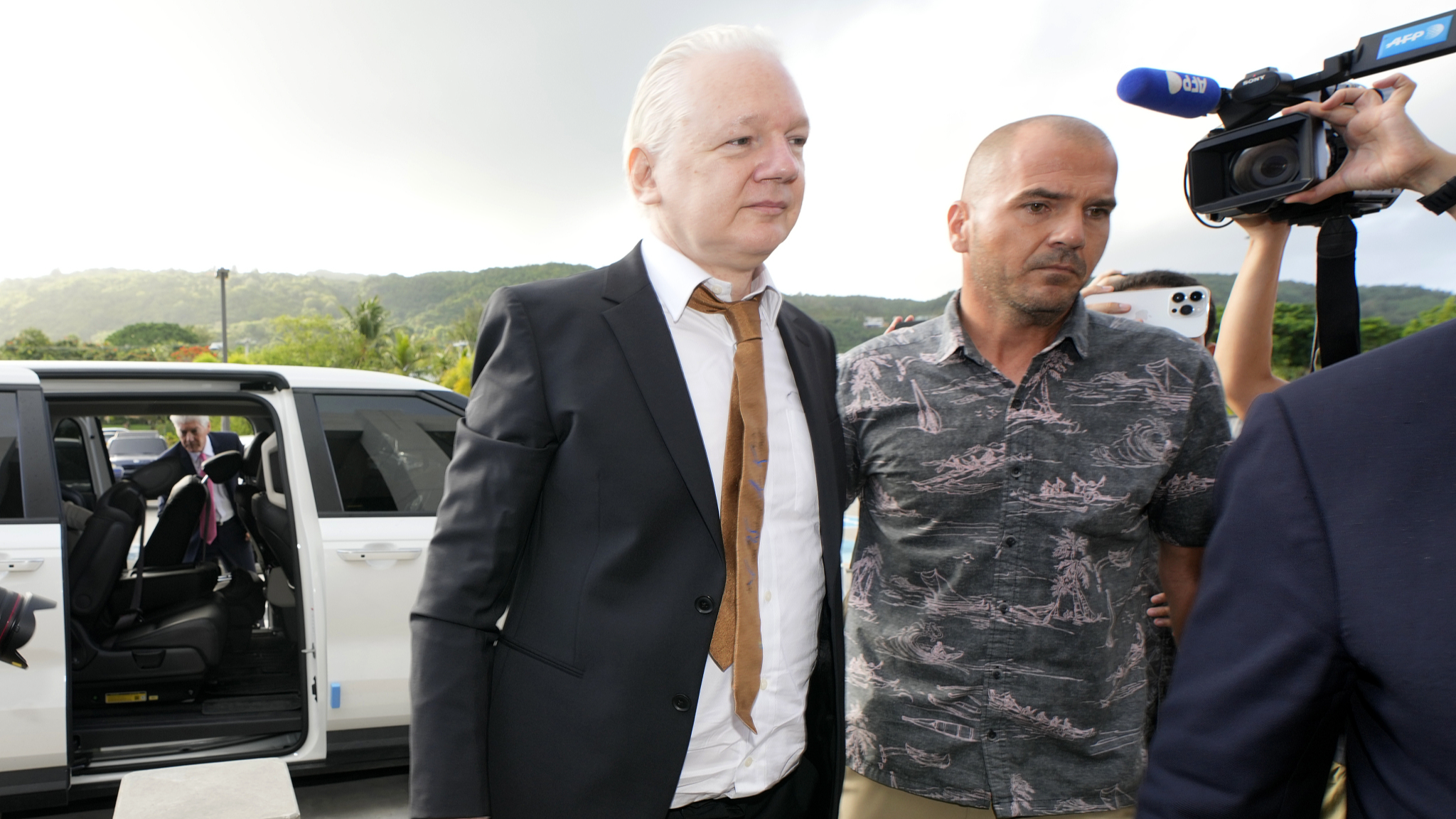 WikiLeaks founder Julian Assange (left) is escorted as he arrives at a courthouse in Saipan, Mariana Islands, U.S., June 26 2024. /CFP