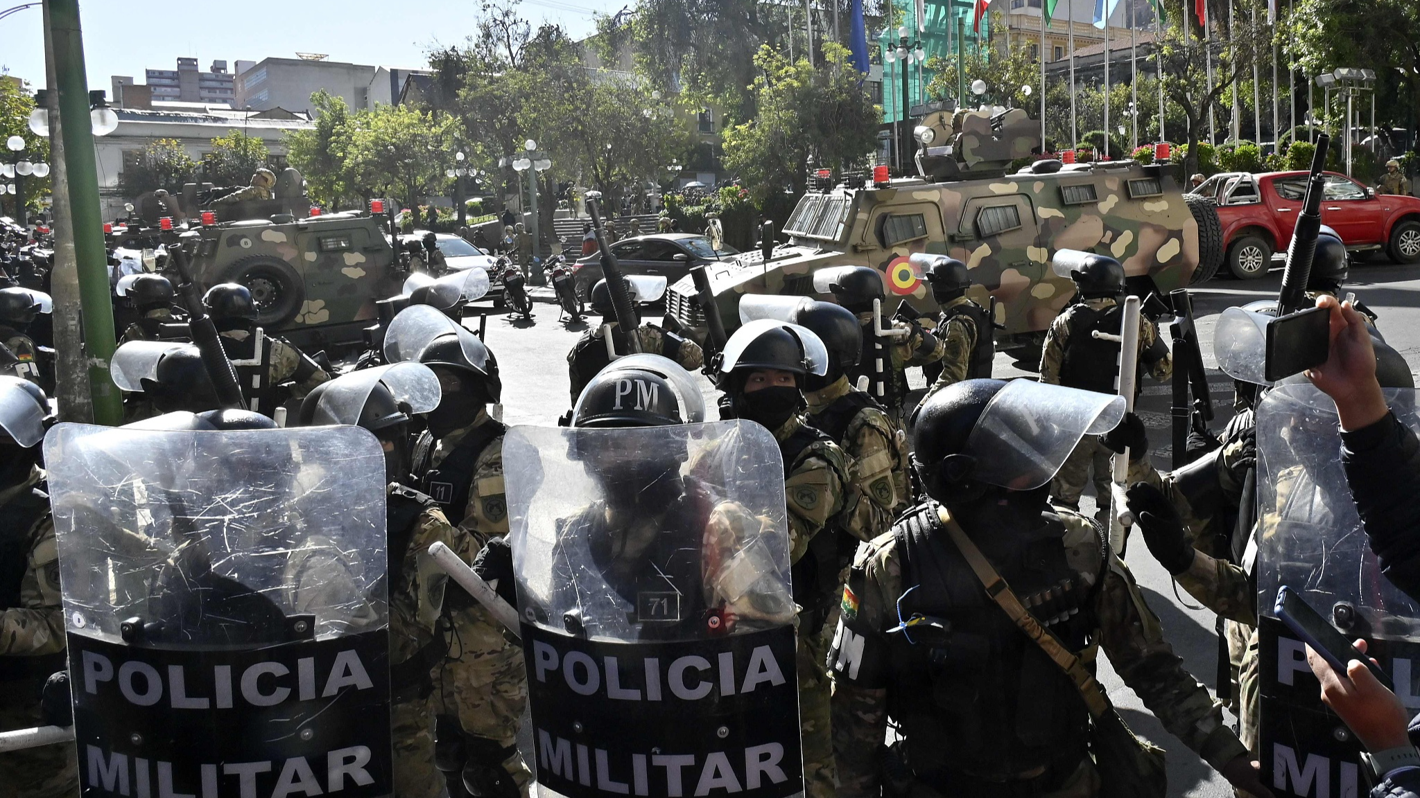 Military troops are deployed outside the Quemado Palace at the Plaza Murillo in La Paz, Bolivia, June 26, 2024. /CFP