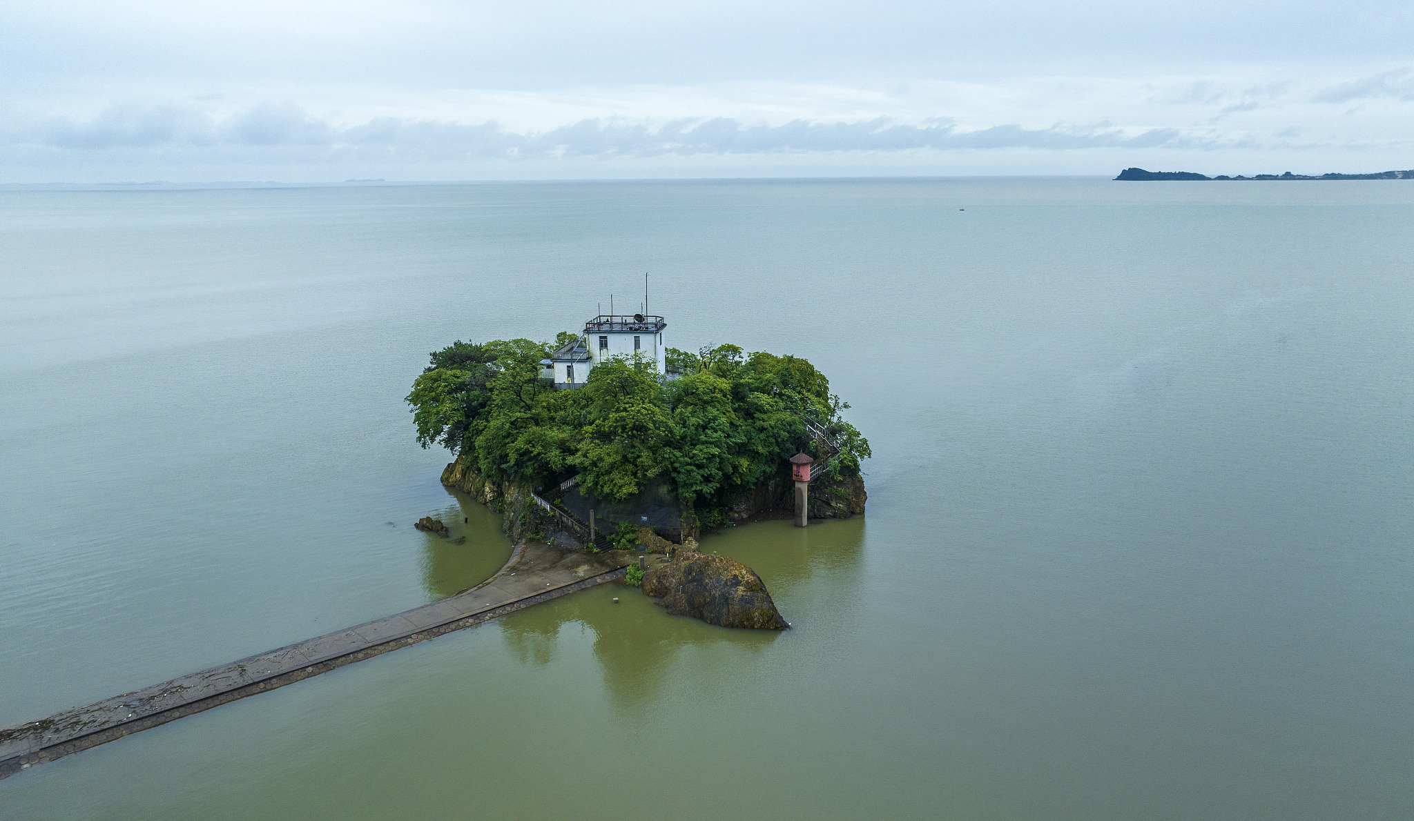 Rising waters surround Yinshan Island in Poyang Lake of Jiujiang City in east China's Jiangxi Province, June 25, 2024. /CFP