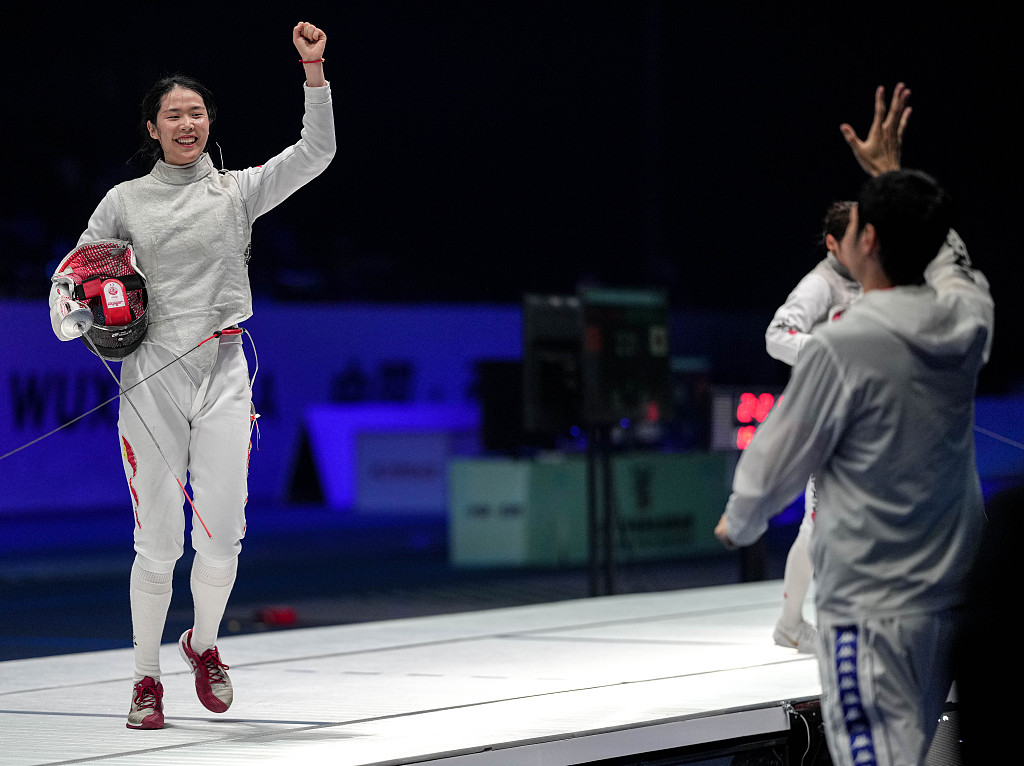 China's Chen Qingyuan (L) celebrates with Lei Sheng, coach of China's women's foil team, after competing at the Asian Fencing Championships in Wuxi, China, June 18, 2023. /CFP