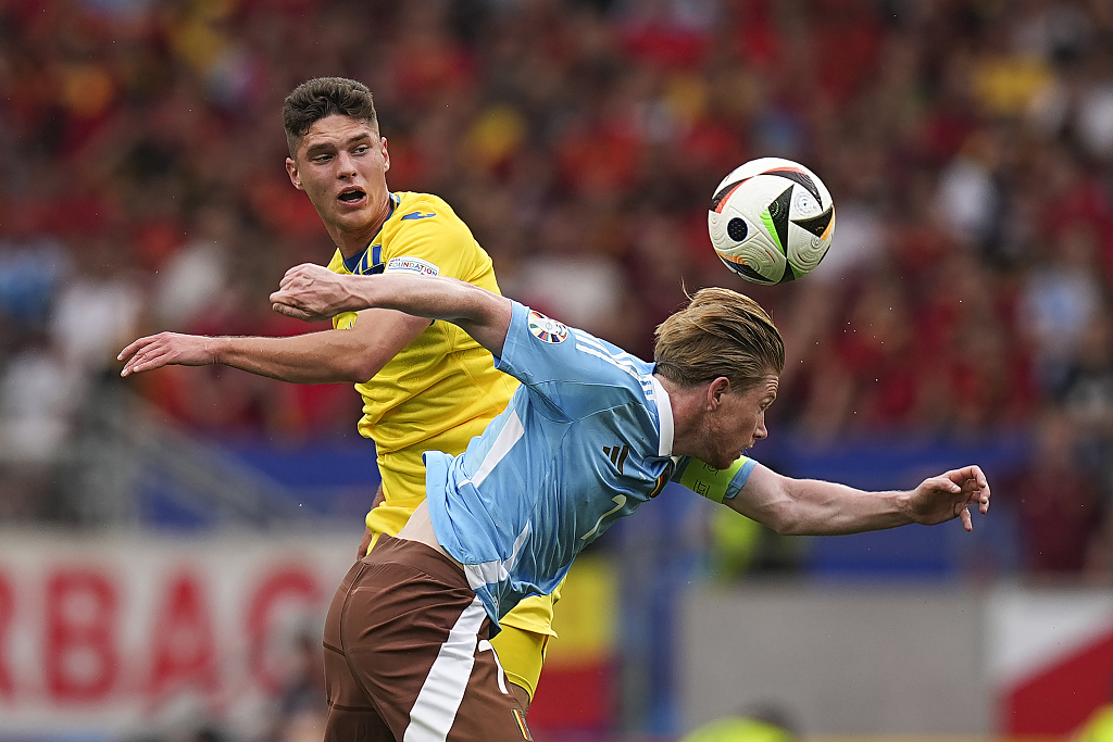 Kevin De Bruyne (R) of Belgium vies for a high ball with Heorhiy Sudakov of Ukraine during a UEFA Euro 2024 Group E match in Stuttgart, Germany, June 26, 2024. /CFP