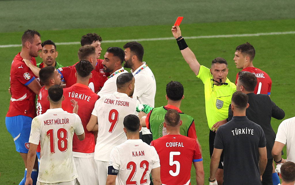 Referee Istvan Kovacs shows a red card to Tomas Chory of the Czech Republic after the final whistle during a UEFA Euro 2024 Group F match between the Czech Republic and Türkiye, in Hamburg, Germany, June 26, 2024. /CFP
