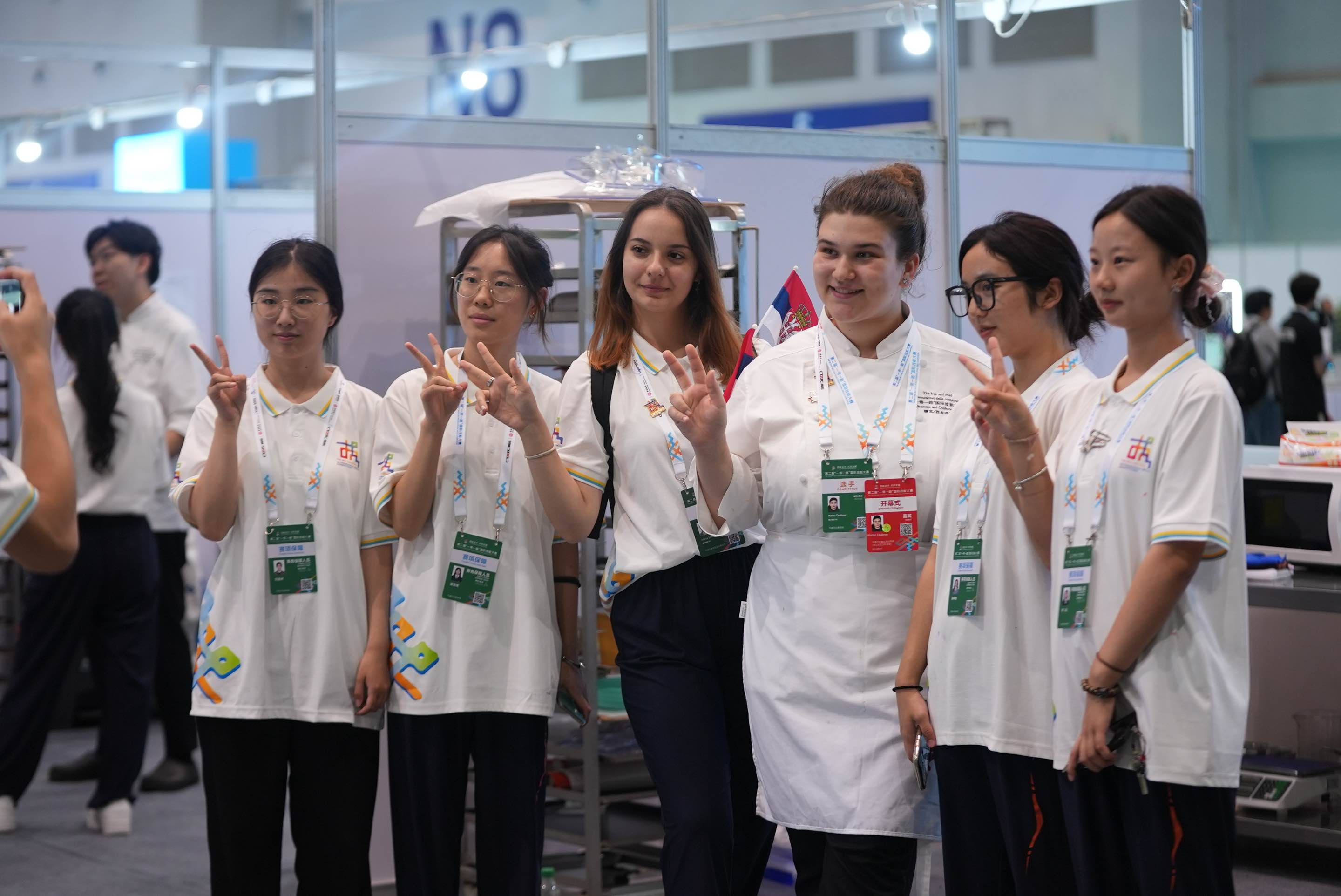 Participants bid farewell to Chongqing as 2nd Belt and Road International Skills Competition concludes