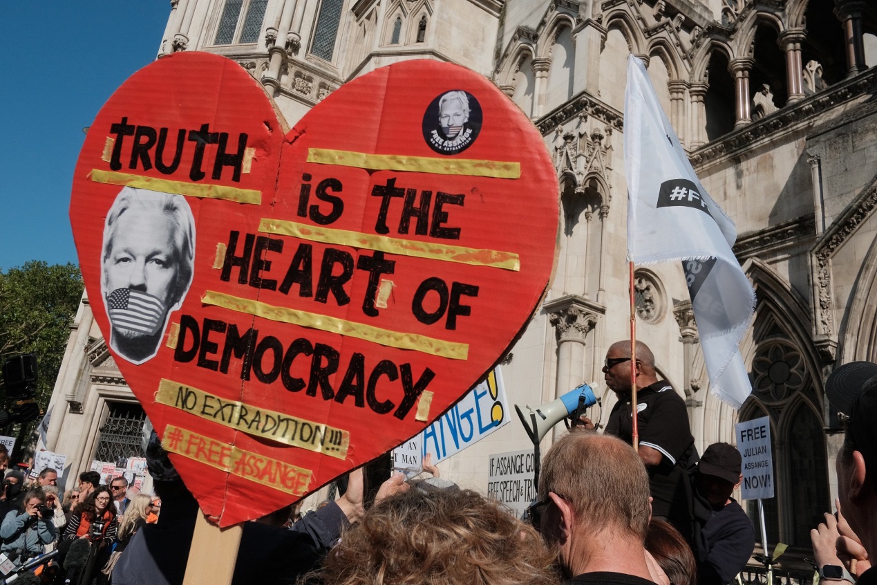 Supporters of Julian Assange protest outside the High Court in London, England, May 20, 2024. /CFP