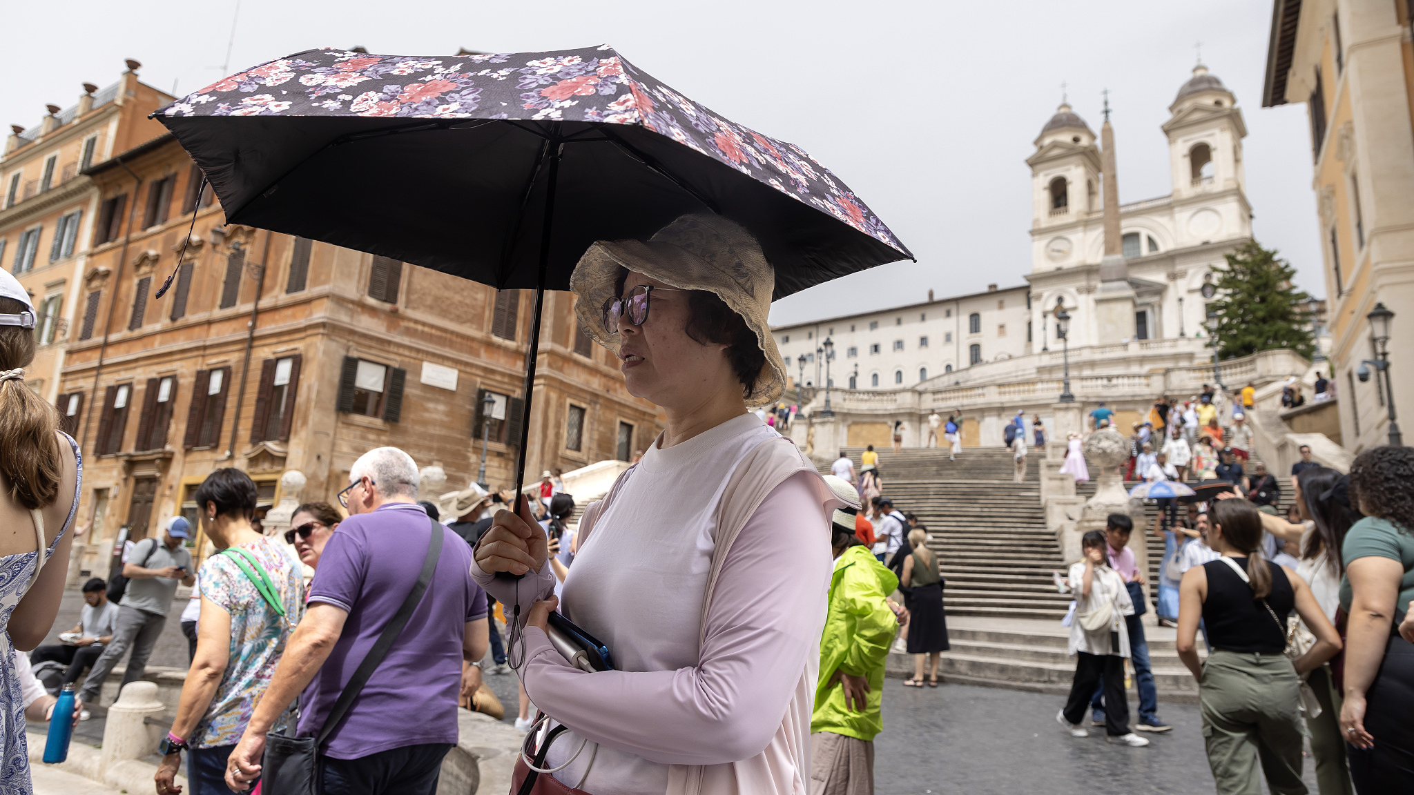 Tourists deal with the heat as the temperature reaches 42 degrees Celsius in Rome, Italy, June 20, 2024. /CFP