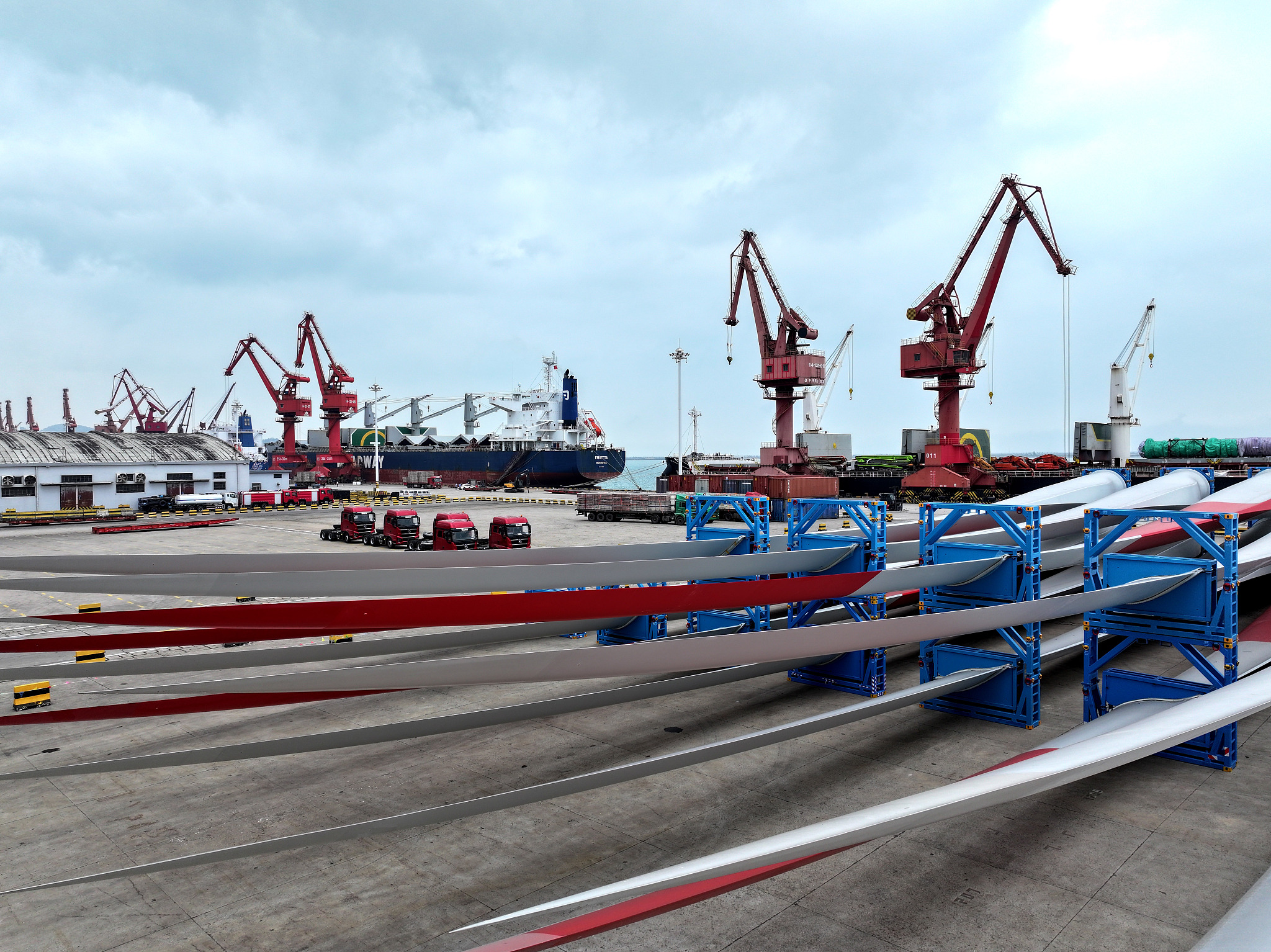 Wind power equipment waiting to be exported at the Port of Lianyungang in Jiangsu Province, China, May 25, 2024. /CFP