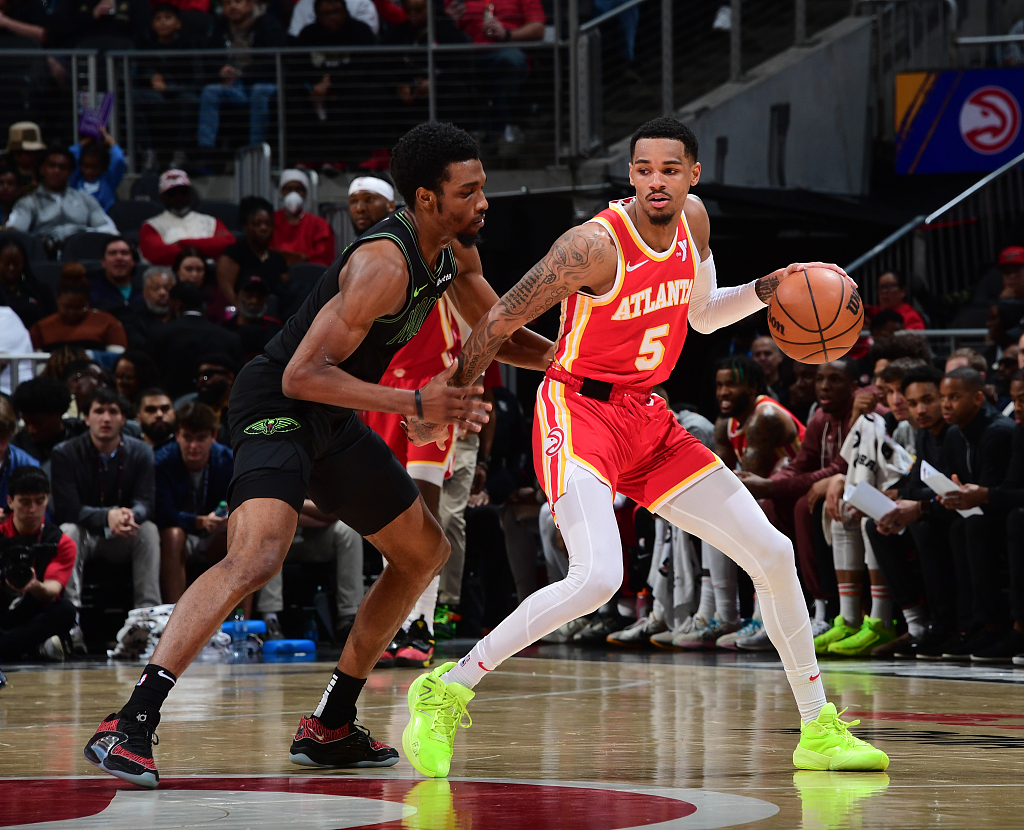 Dejounte Murray (#5) of the Atlanta Hawks dribbles in the game against the New Orleans Pelicans at State Farm Arena in Atlanta, Georgia, March 10, 2024. /CFP