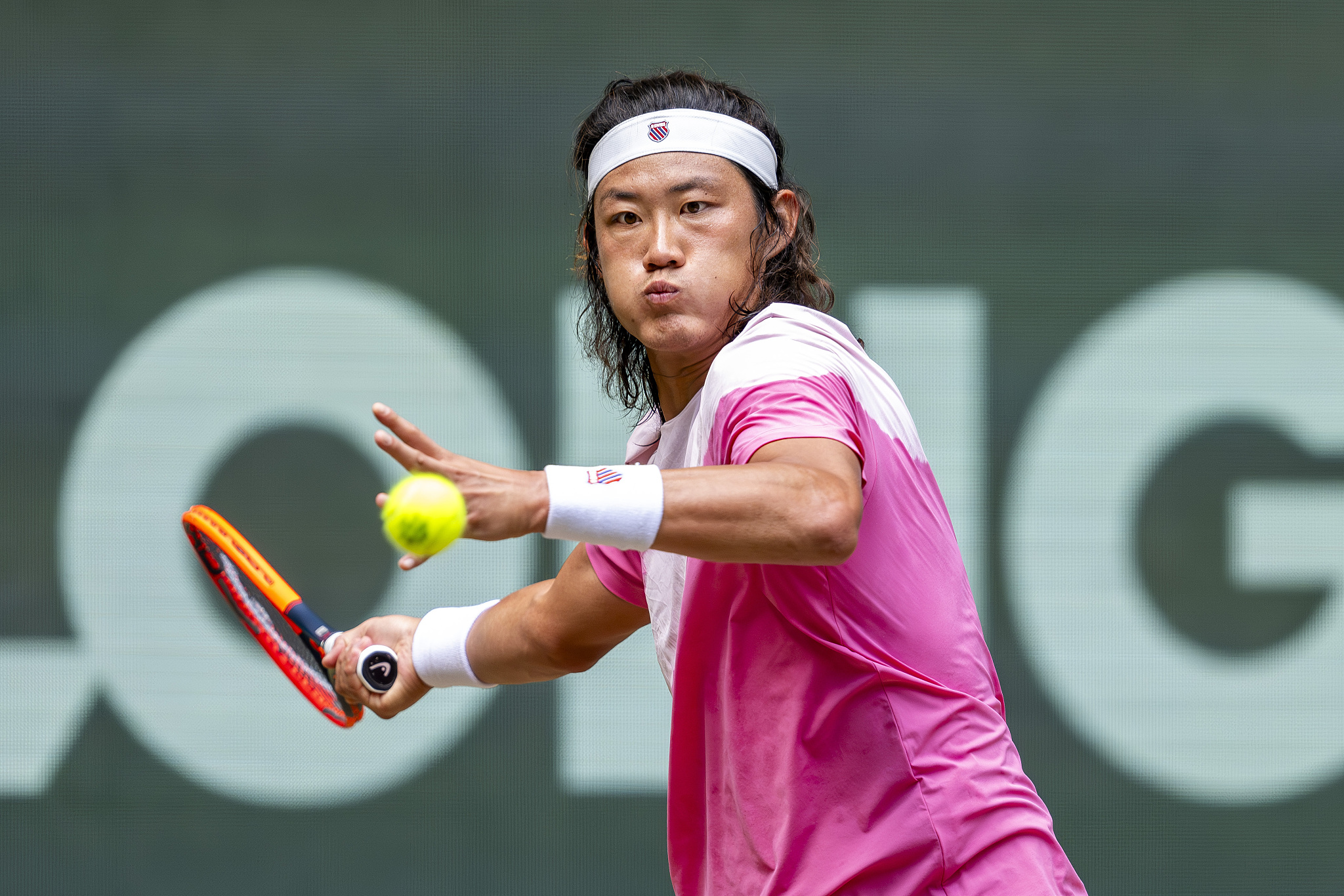 Zhang Zhizhen of China competes in the Terra Wortmann Open men's singles semifinals against Jannik Sinner of Italy in Halle, Germany, June 22, 2024. /CFP