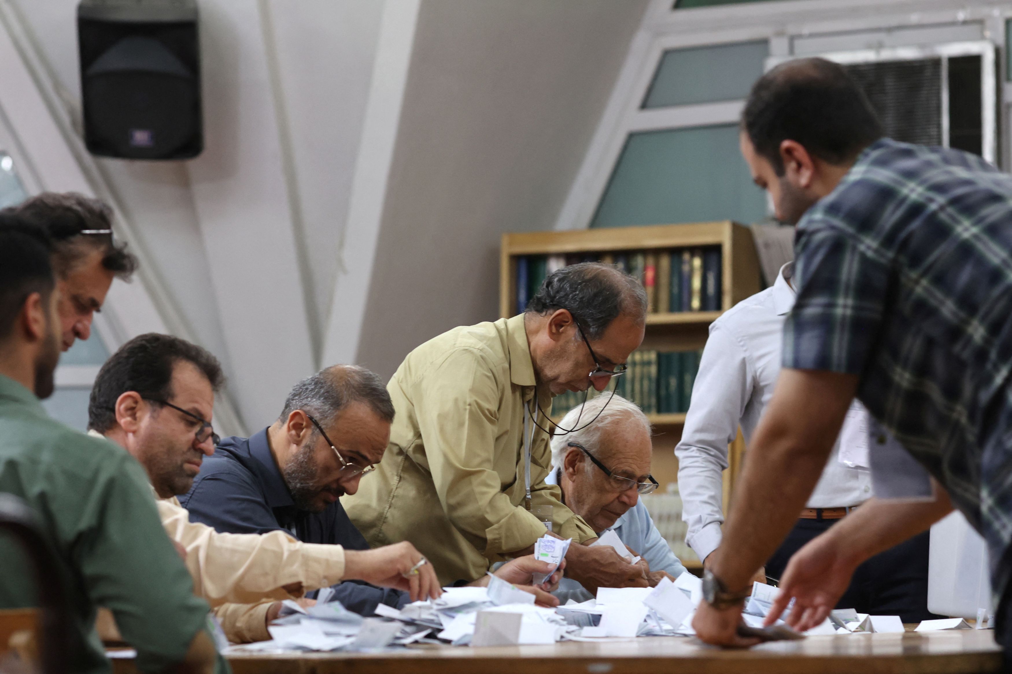 Electoral staff count ballots in a polling station after voting ends in a snap presidential election to choose a successor to Ebrahim Raisi following his death in a helicopter crash, in Tehran, Iran June 29, 2024. /Reuters