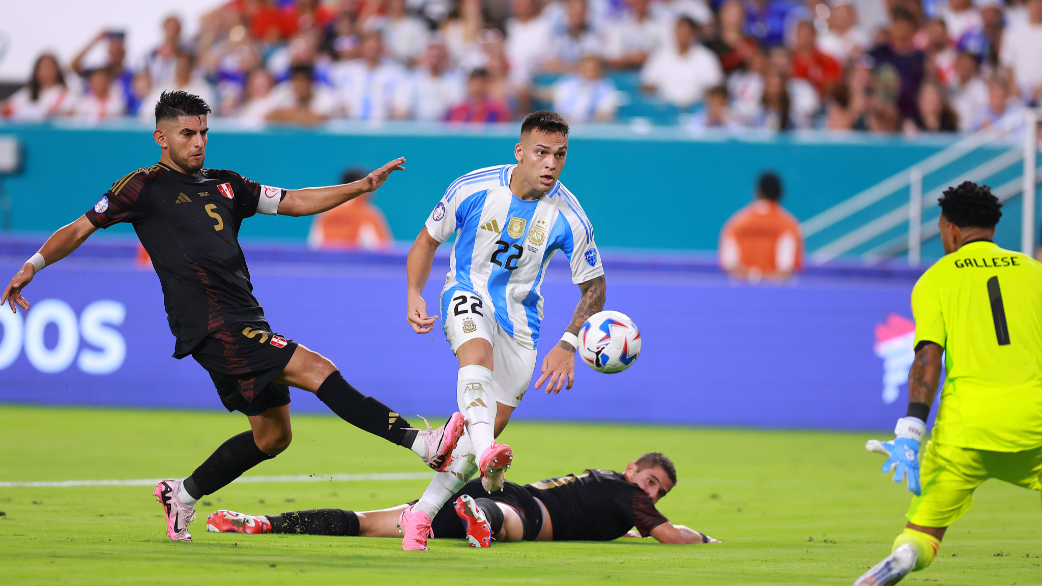Lautaro Martinez #22 of Argentina scores his first goal in the Copa America group stage against Peru in Miami, U.S., June 29, 2024. /CFP