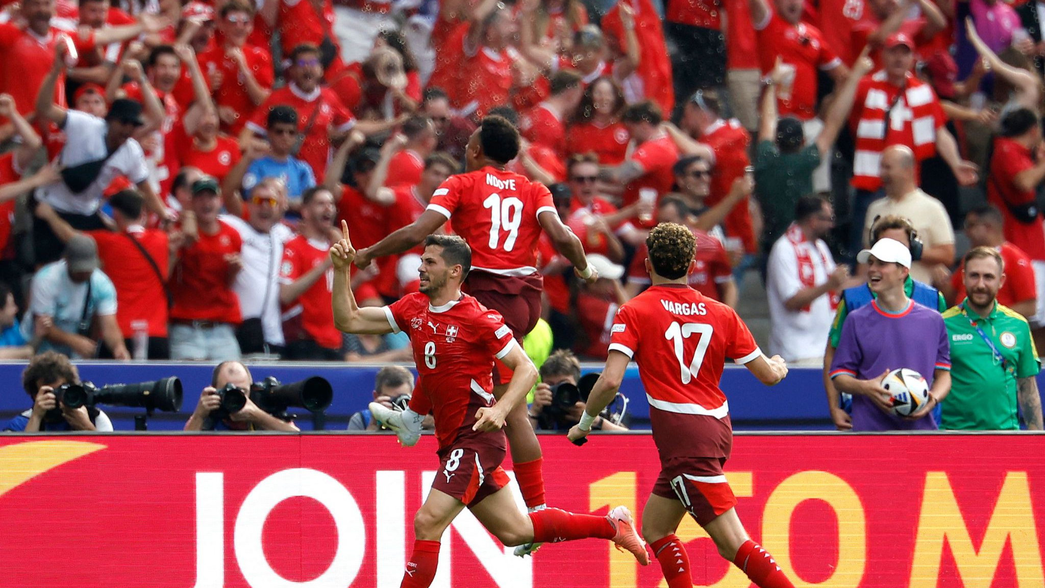 Swiss players celebrate their first goal during the UEFA Euro 2024 round of 16 against Italy in Berlin, Germany, June 29, 2024. /CFP