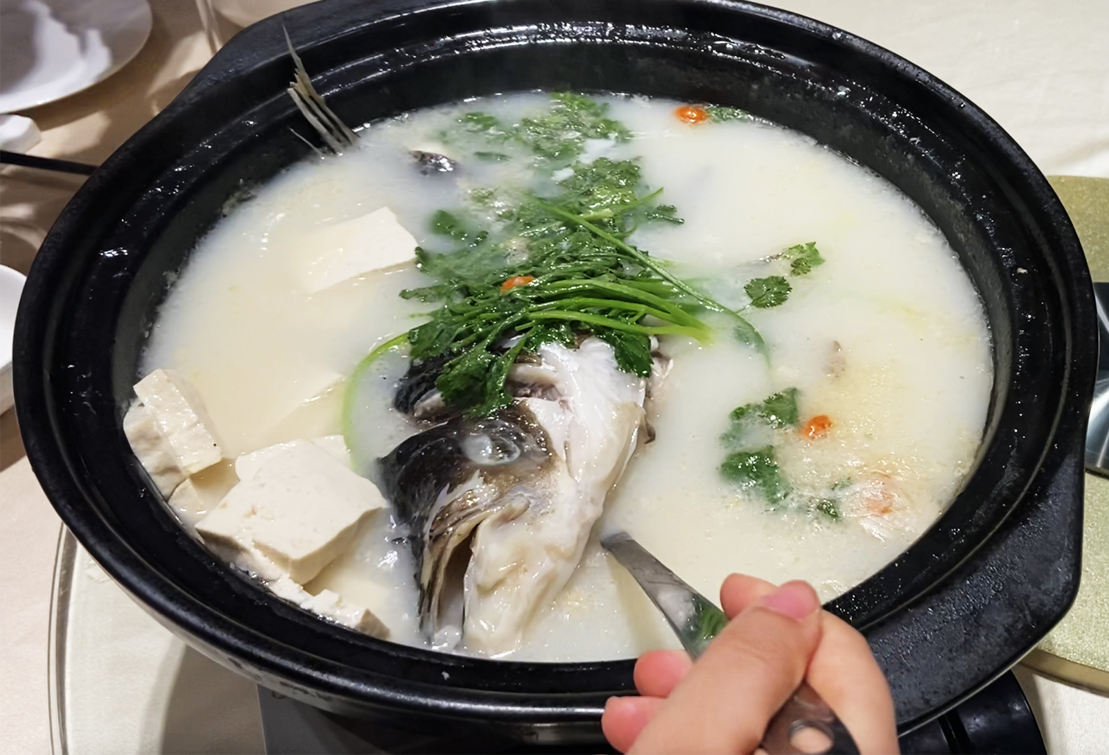 The famous Qiandao delicacy of fish head stew in Chun'an County, Zhejiang Province. /CGTN