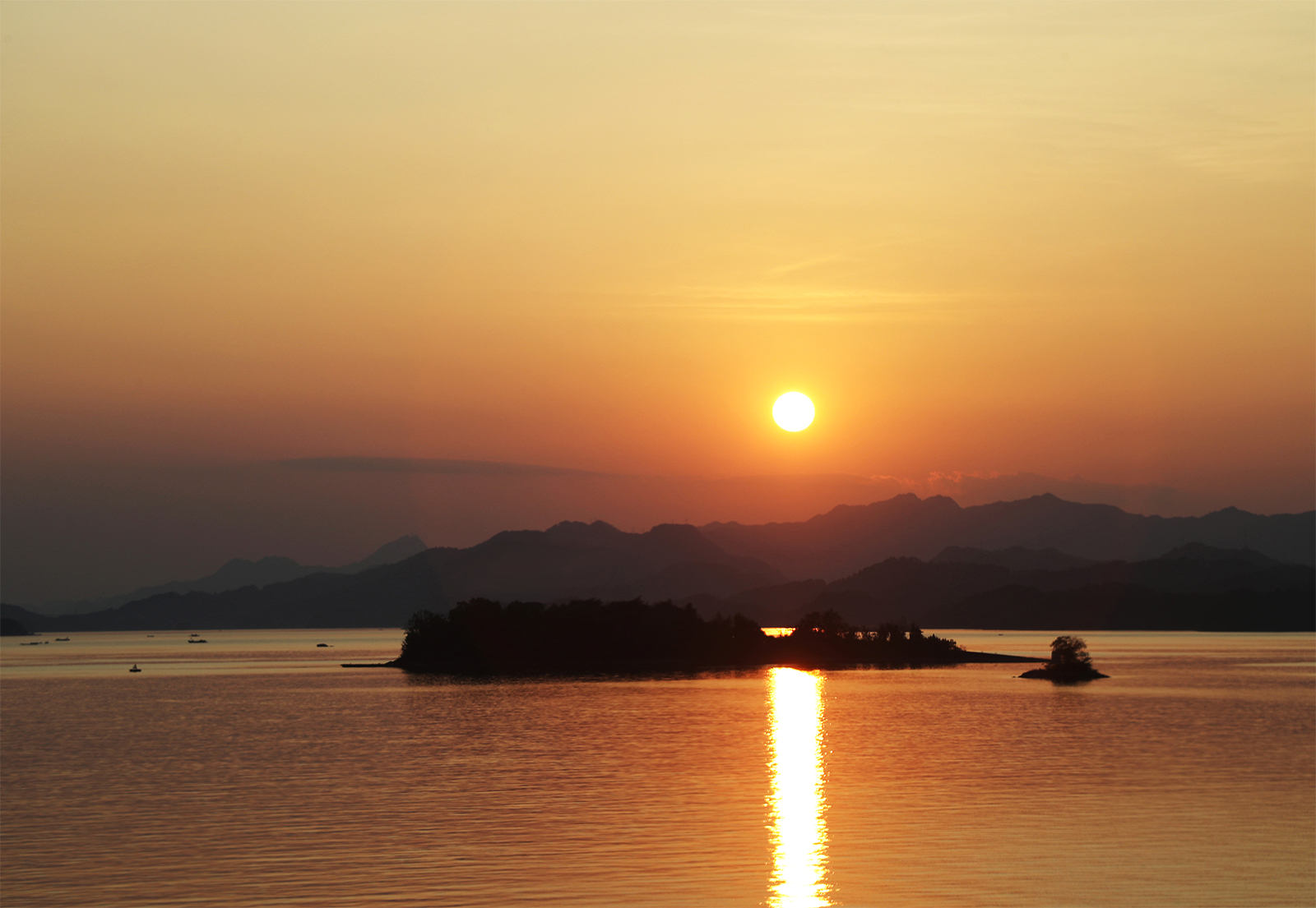 The sunset at Qiandao Lake in Chun'an County, Zhejiang Province. /CGTN