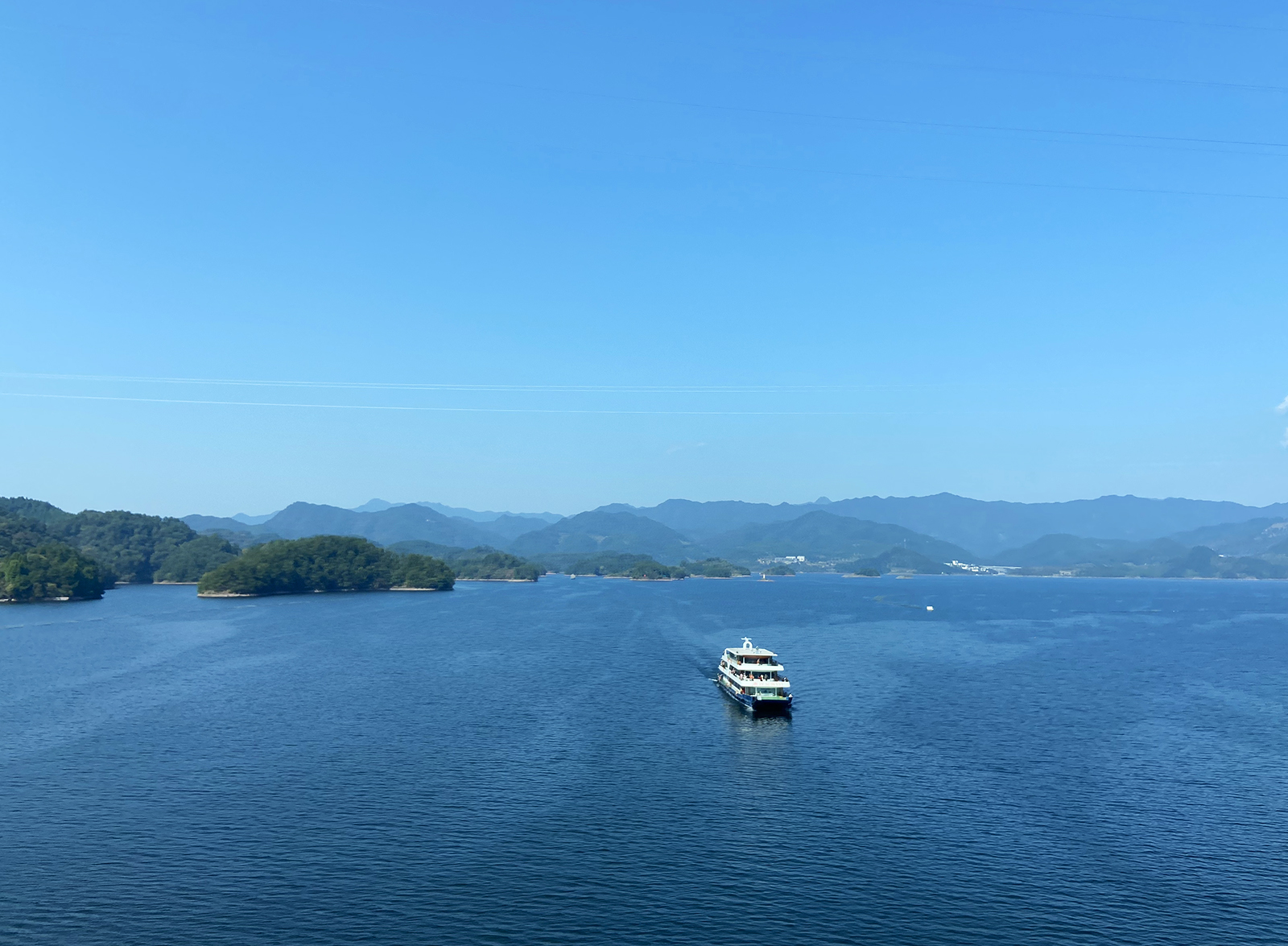 Visitors can take a yacht to enjoy a better view of Qiandao Lake in Chun'an County, Zhejiang Province. /CGTN