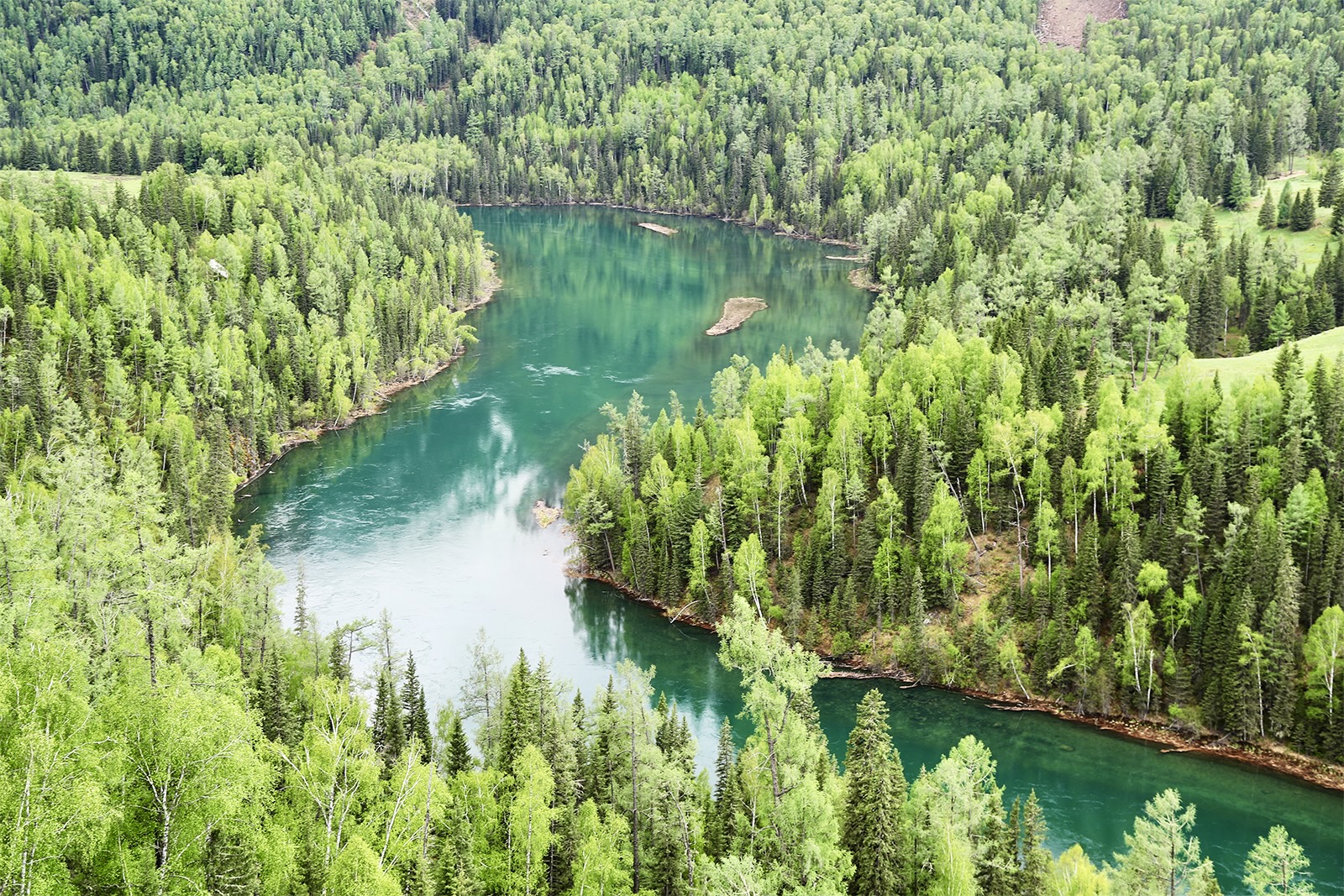 A view of Moon Bay on the Kanas River in Altay, Xinjiang /CGTN