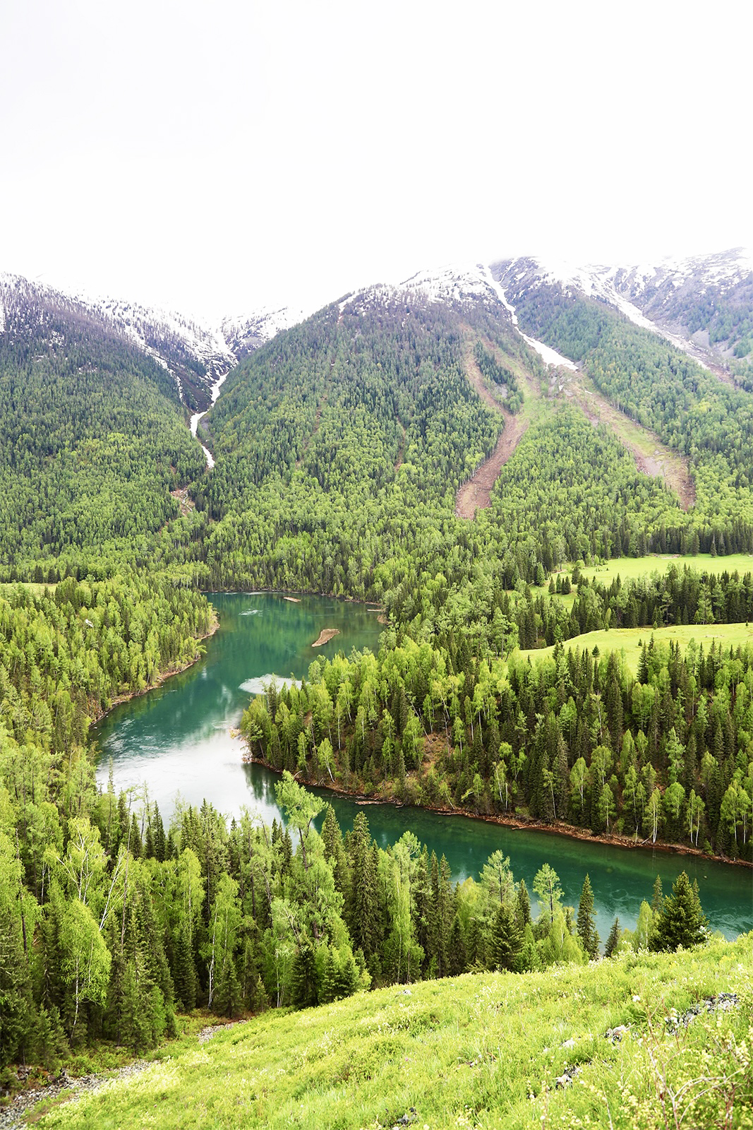 A view of Moon Bay on the Kanas River in Altay, Xinjiang /CGTN
