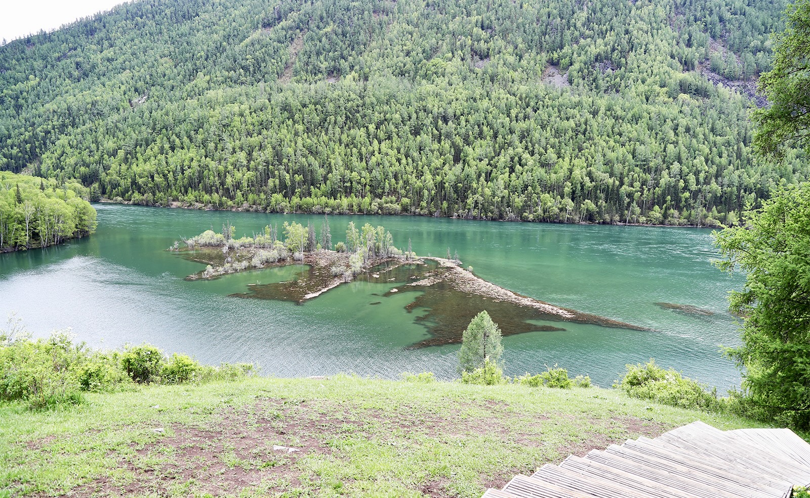 Crouching Dragon Bay on the Kanas River is named after an island that resembles a dragon lying in wait. /CGTN