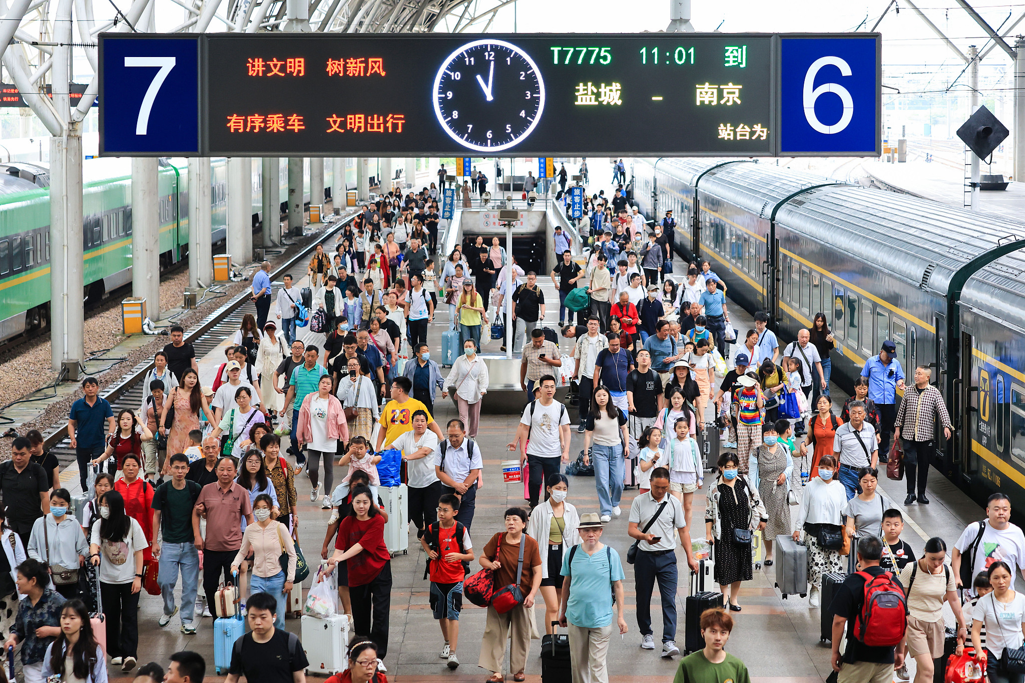 Travelers at Nanjing railway station, Nanjing, Jiangsu Province, China, July 1, 2024. /CFP