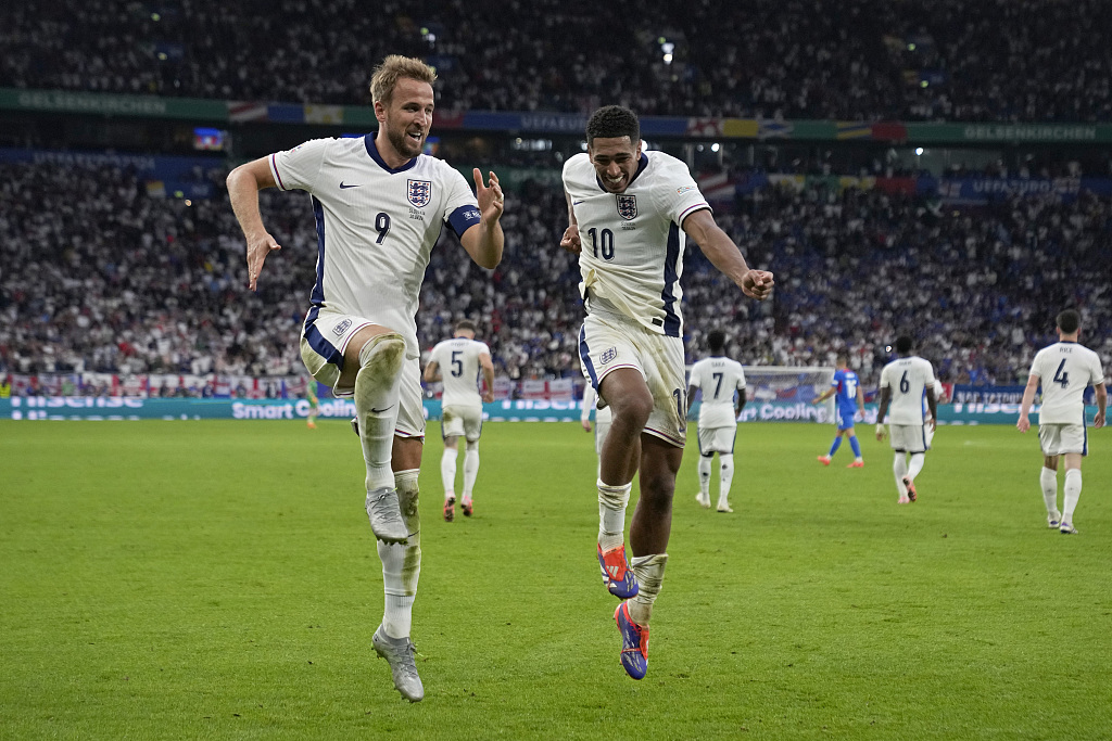England's Harry Kane (L) and Jude Bellingham celebrate after Kane scored his team's second goal during a UEFA Euro 2024 round of 16 match between England and Slovakia at the Arena AufSchalke in Gelsenkirchen, Germany, June 30, 2024. /CFP