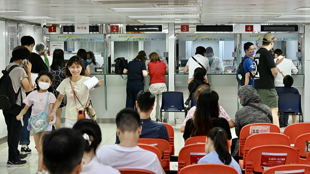 People apply for the Mainland Travel Permit at a service center in Mong Kok, Hong Kong Special Administrative Region, China, August 14, 2023. /CFP