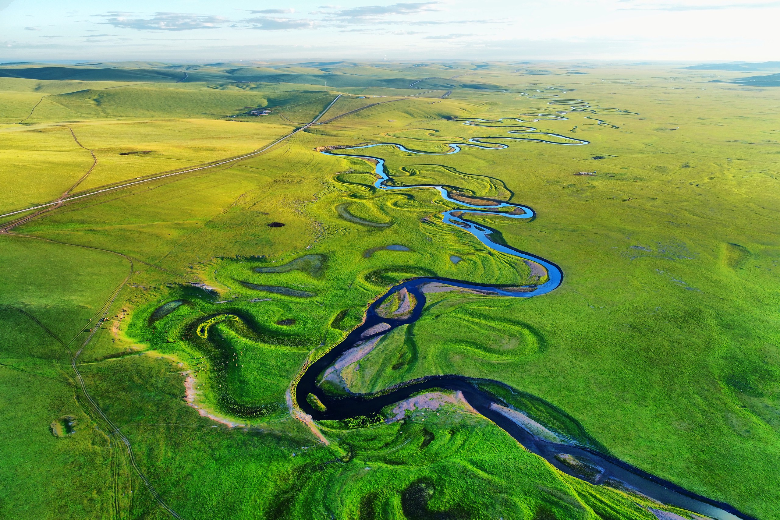 A bird's-eye view of the Morigele River in the Hulunbuir Grassland in Inner Mongolia /IC