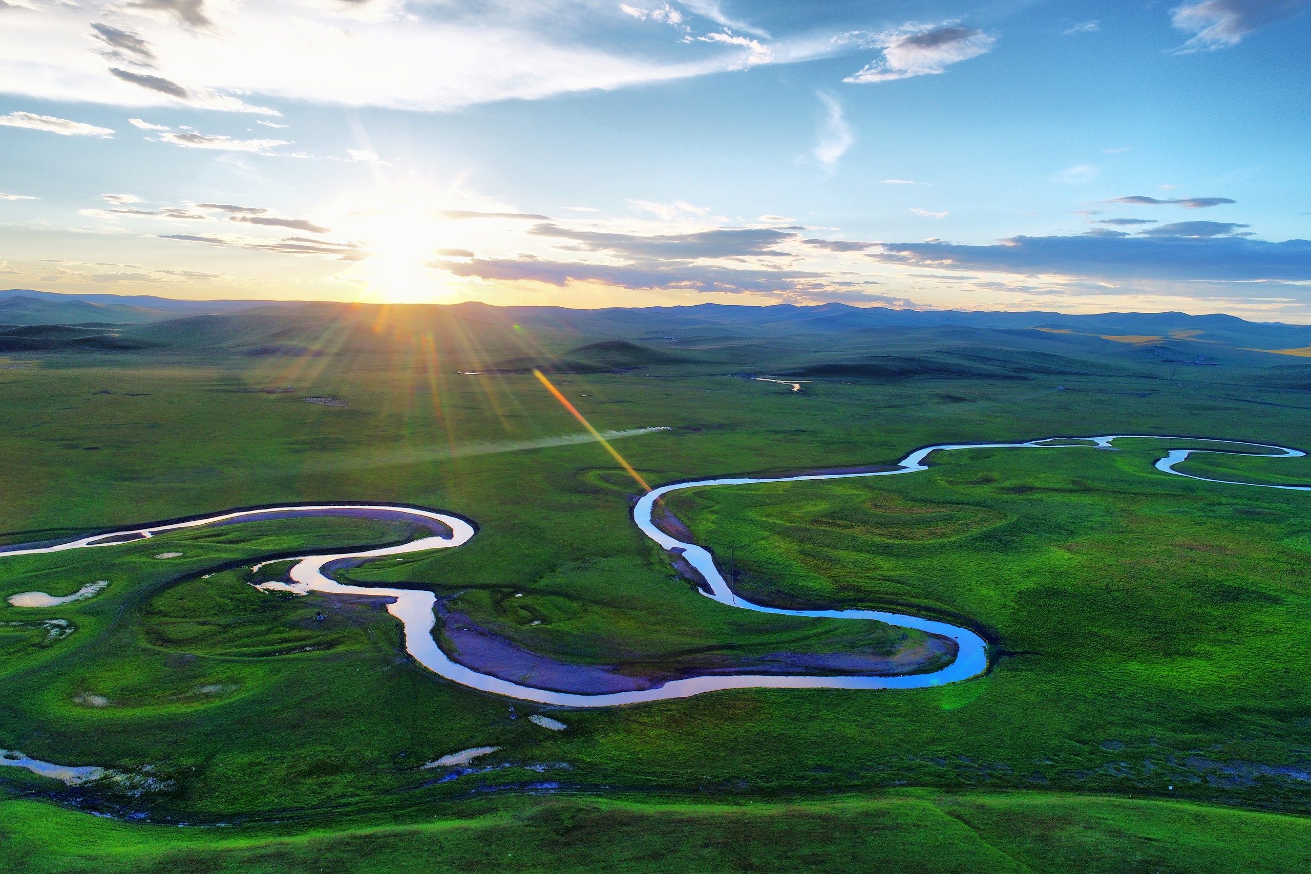 A bird's-eye view of the Morigele River in the Hulunbuir Grassland in Inner Mongolia /IC