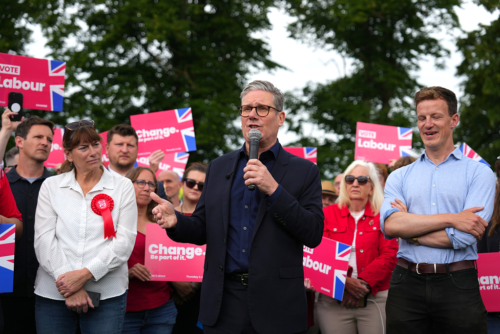 Labour leader Sir Keir Starmer (C) delivers a stump speech at Hitchin Town Football Club in Hitchin, England, July 1, 2024. /CFP