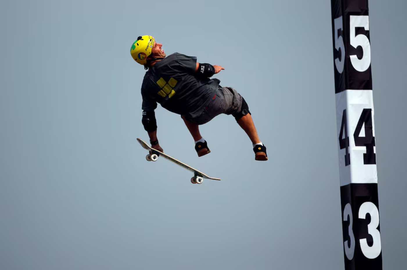 Andy Macdonald of Britain competes in the SKB Mini-Mega final at the World Extreme Games in east China's Shanghai Municipality, May 2, 2014. /Reuters
