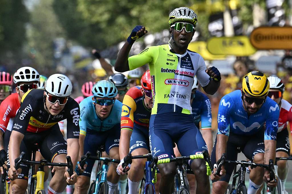 Biniam Girmay (front) of Team Wanty reacts to winning the third stage of the 111th edition of the Tour de France cycling race between Piacenza and Turin, Italy, July 1, 2024. /CFP