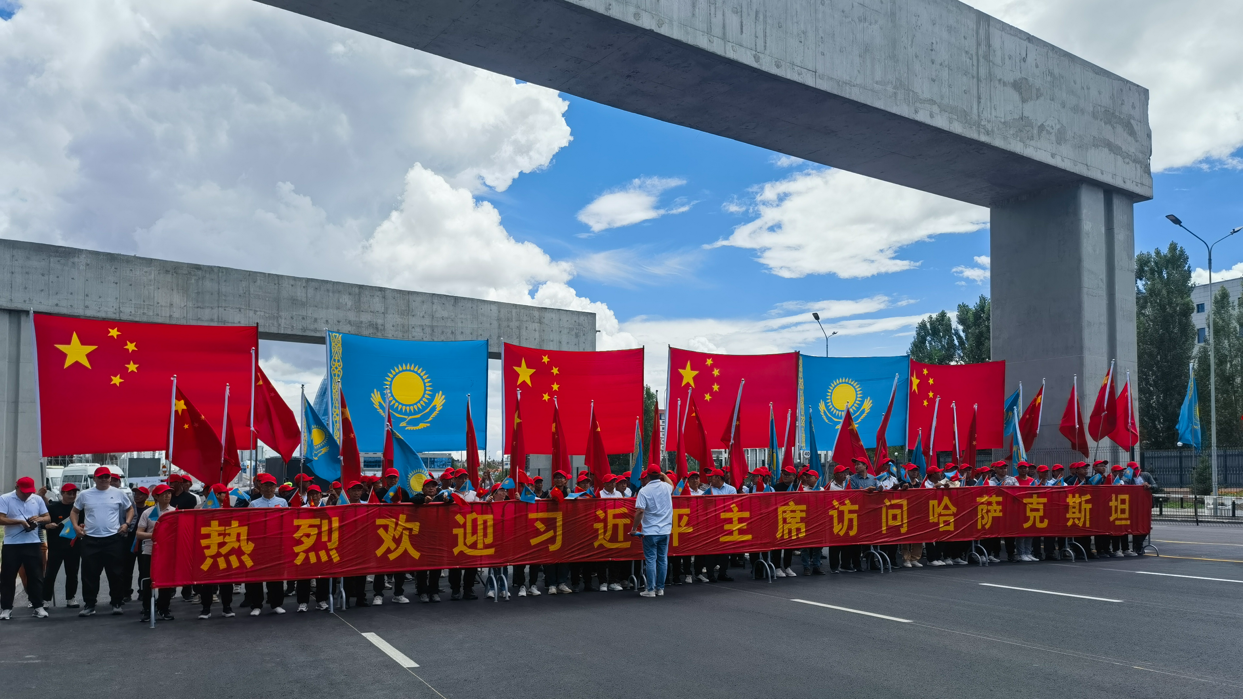 People from all walks of life welcome Chinese President Xi Jinping in Astana, Kazakhstan, July 2, 2024. /CGTN