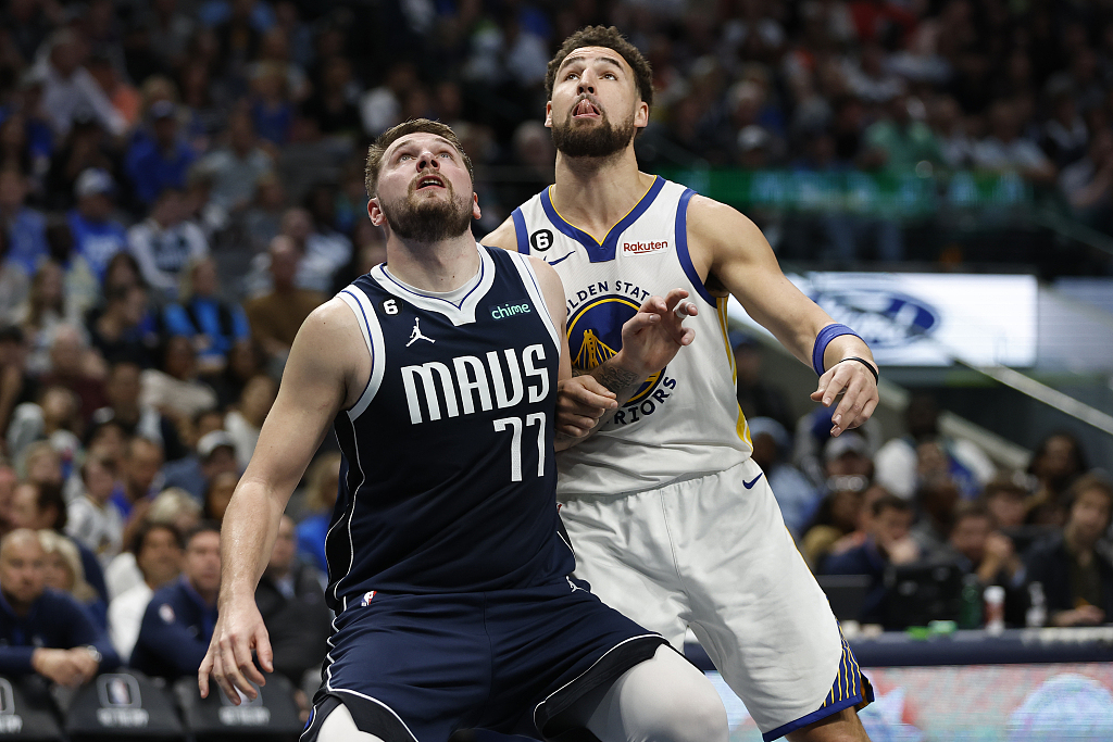 Luka Doncic (L) of the Dallas Mavericks and Klay Thompson of the Golden State Warriors tussle for a rebounding position in the game at the American Airlines Center in Dallas, Texas, March 22, 2023. /CFP