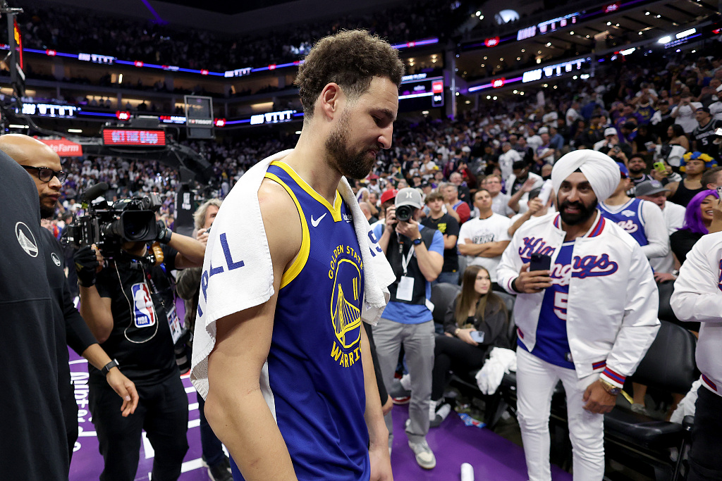 Klay Thompson (C) of the Golden State Warriors looks on after the 118-94 loss to the Sacramento Kings in the NBA Western Conference play-in tournament game at the Golden 1 Center in Sacramento, California, April 16, 2024. /CFP