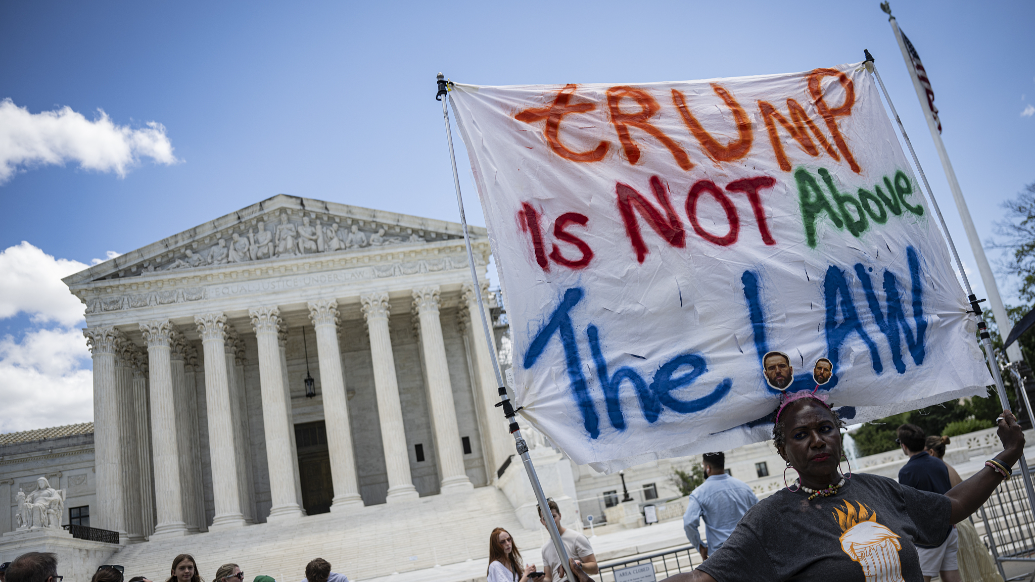People demonstrate in front of the U.S. Supreme Court building in Washington D.C., U.S., July 1, 2024. /CFP