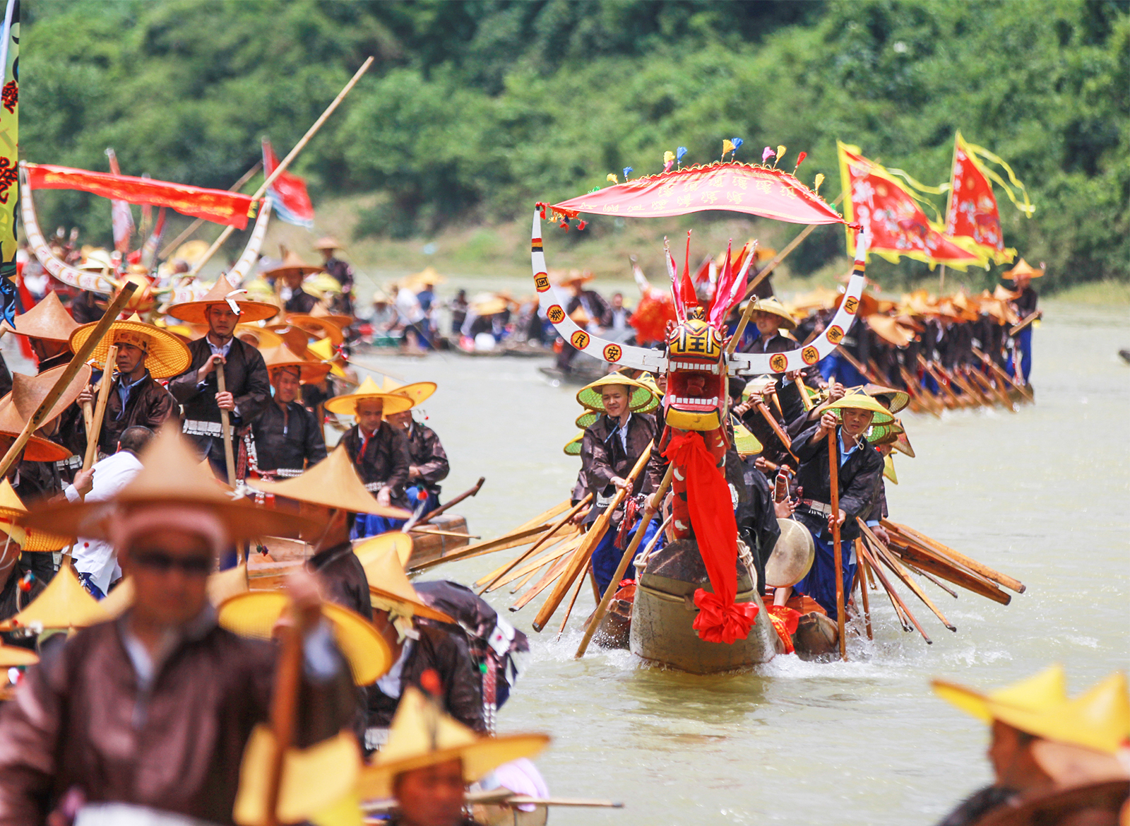 People of the Miao ethnic group participate in a canoe dragon boat race on the Qingshui River in Shibing County, Guizhou Province. /CFP