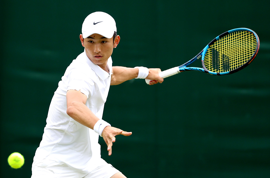 Shang Juncheng at Wimbledon in the men's singles first round against Cristian Garin at the All England Lawn Tennis and Croquet Club in London, Britain, July 1, 2024. /CFP