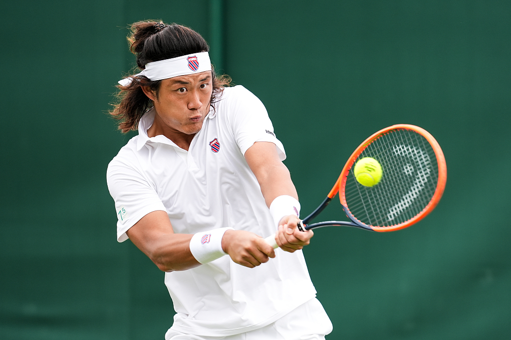 Zhang Zhizhen at Wimbeldon in the men's singles first round against Maxime Janvier at the All England Lawn Tennis and Croquet Club in London, Britain, July 1, 2024. /CFP