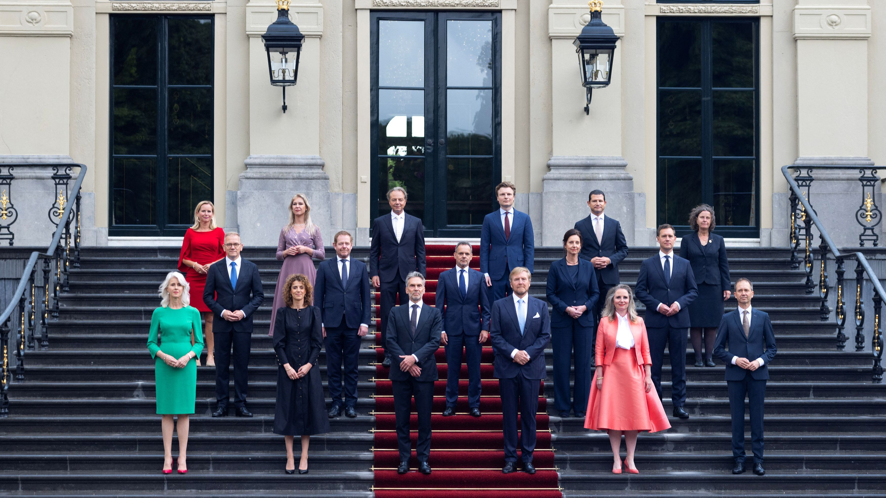 Dutch King Willem-Alexander and Prime Minister Dick Schoof pose with the new members of the Dutch Government at Palace Huis ten Bosch in The Hague, Netherlands, July 2, 2024. /Reuters