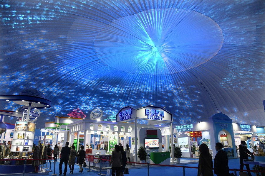 File photo shows people visiting the 2021 SCO International Investment and Trade Expo in Qingdao, east China's Shandong Province, April 26, 2021. /Xinhua