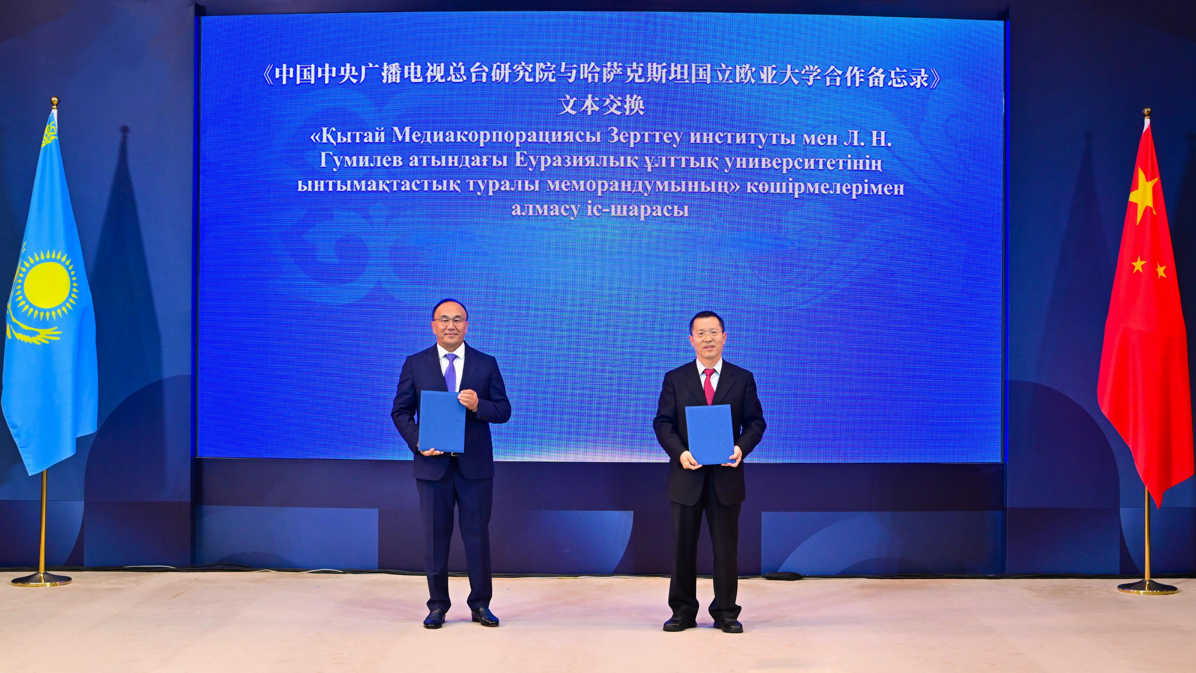 Liang Jianzeng, director of the Editorial Office of CMG, exchanges the memorandum of cooperation with Yerlan Sydykov, president of the Eurasian National University in Astana, Kazakhstan, July 2, 2024. /CMG