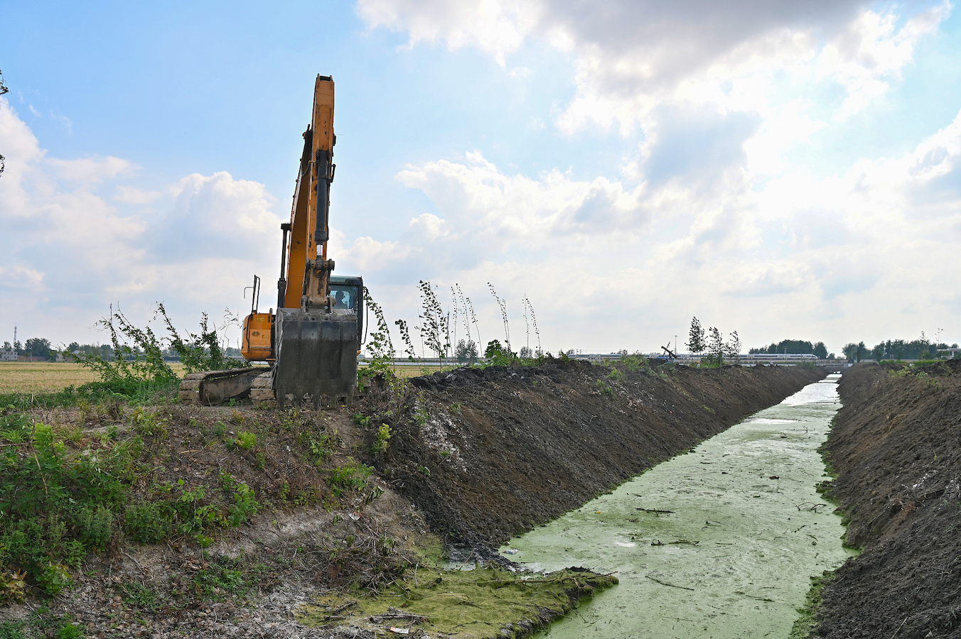 An excavator clears the river silt in Bozhou City, Anhui Province, east China, July 2, 2024. /CFP