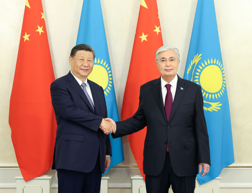 Chinese President Xi Jinping (L) shakes hands with Kazakh President Kassym-Jomart Tokayev in Astana, Kazakhstan, July 3, 2024. /Xinhua