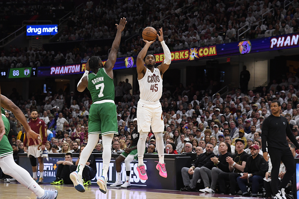 Donovan Mitchell (#45) of the Cleveland Cavaliers shoots in Game 3 of the NBA Eastern Conference semifinals against the Boston Celtics at the Rocket Mortgage FieldHouse in Cleveland, Ohio, May 11, 2024. /CFP