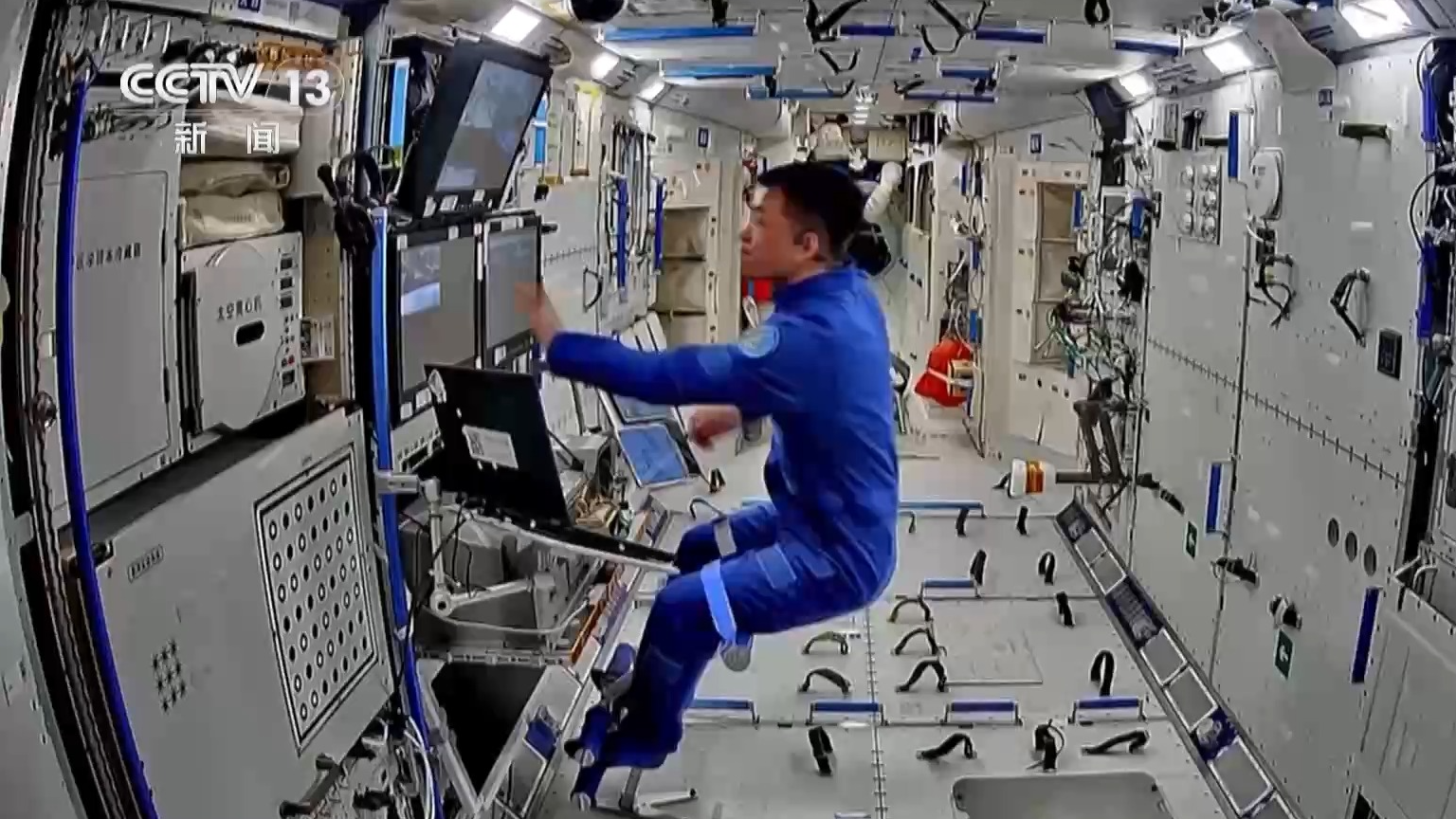 Shenzhou-18 taikonaut Li Guangsu assists the spacewalk from inside the Tianhe core module of the CSS. /CMG